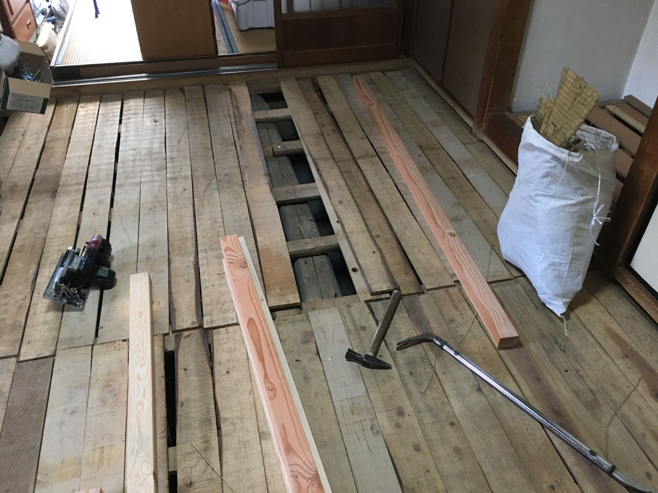 床板と畳の張替え作業