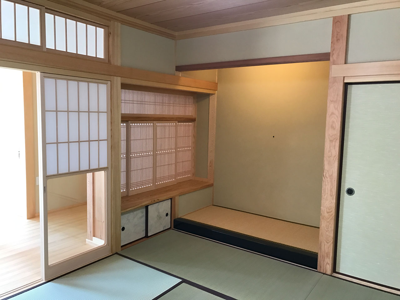 木材を使用した外観の門が印象的な和風マイホーム