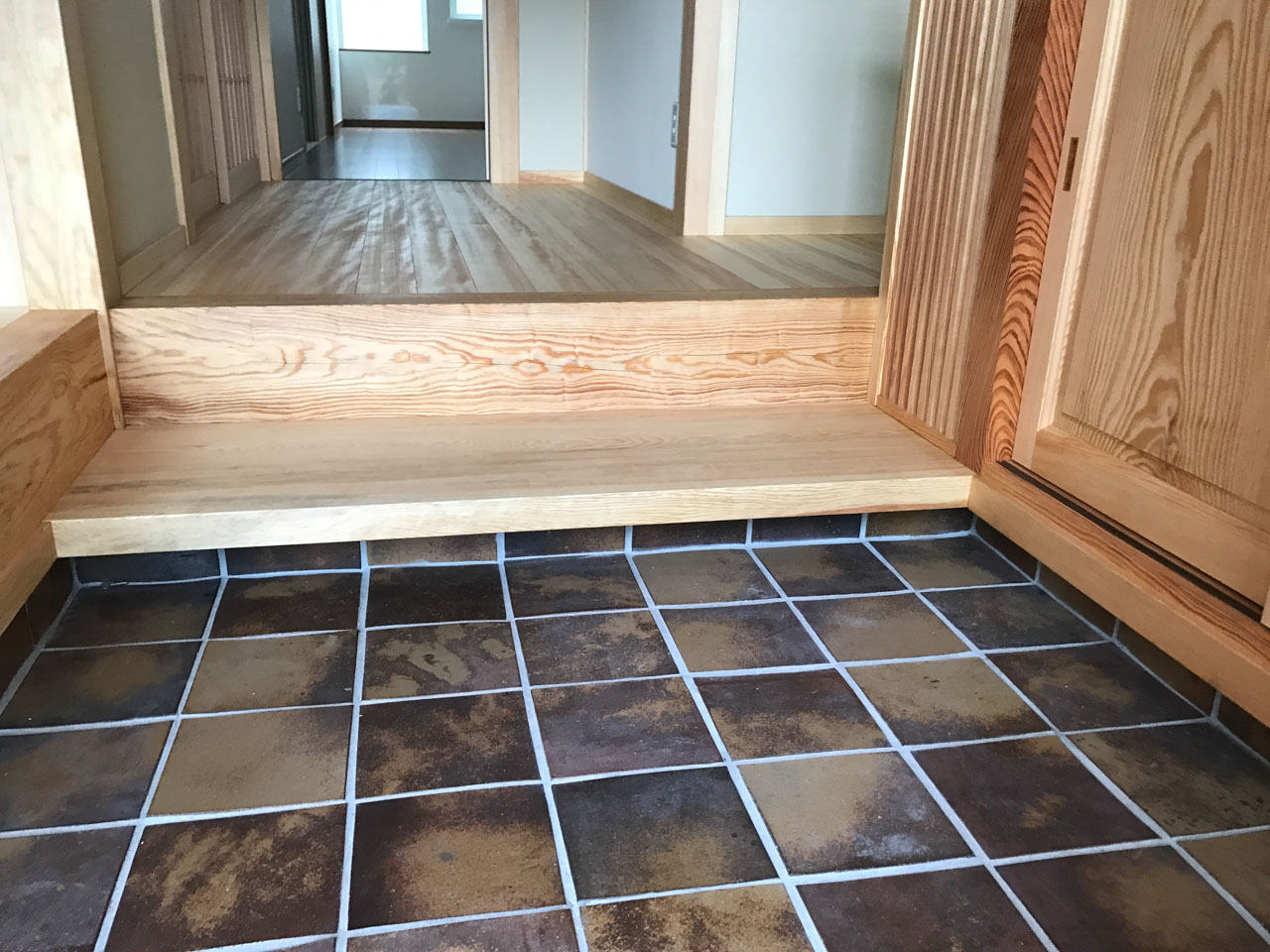 木材を使用した外観の門が印象的な和風マイホーム