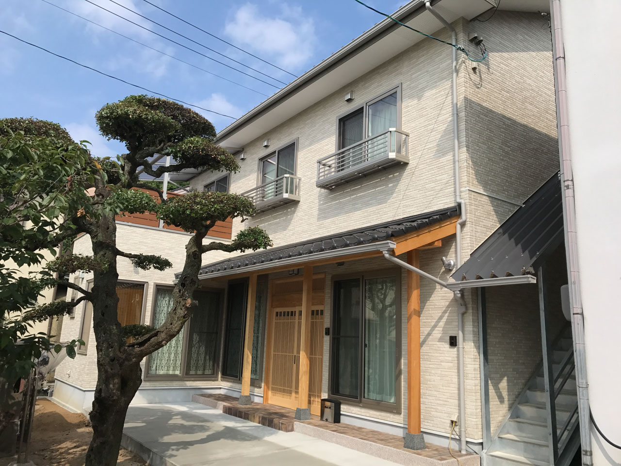 木材を使用した外観の門が印象的な和風マイホーム