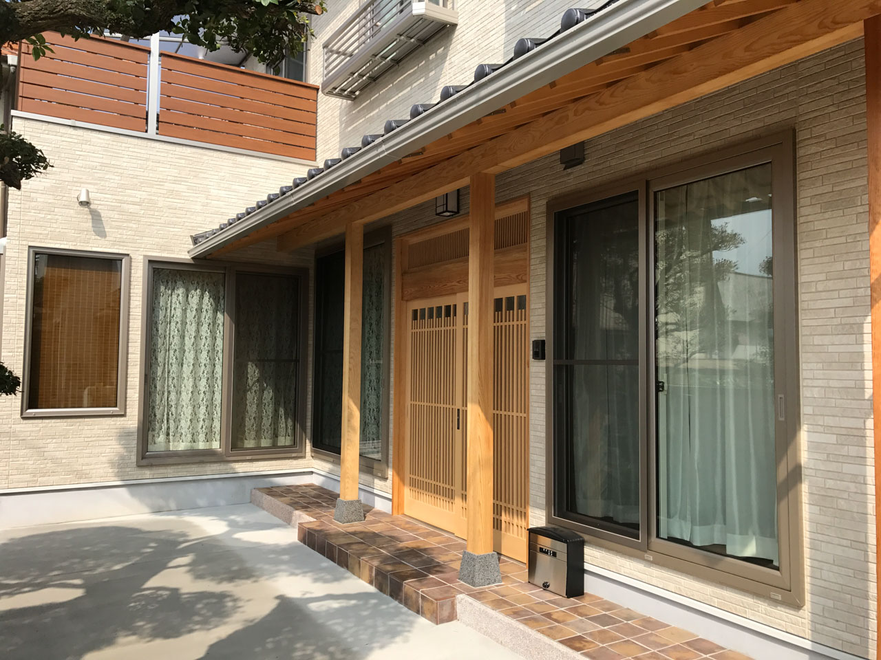 木材を使用した外観の門が印象的な和風マイホーム