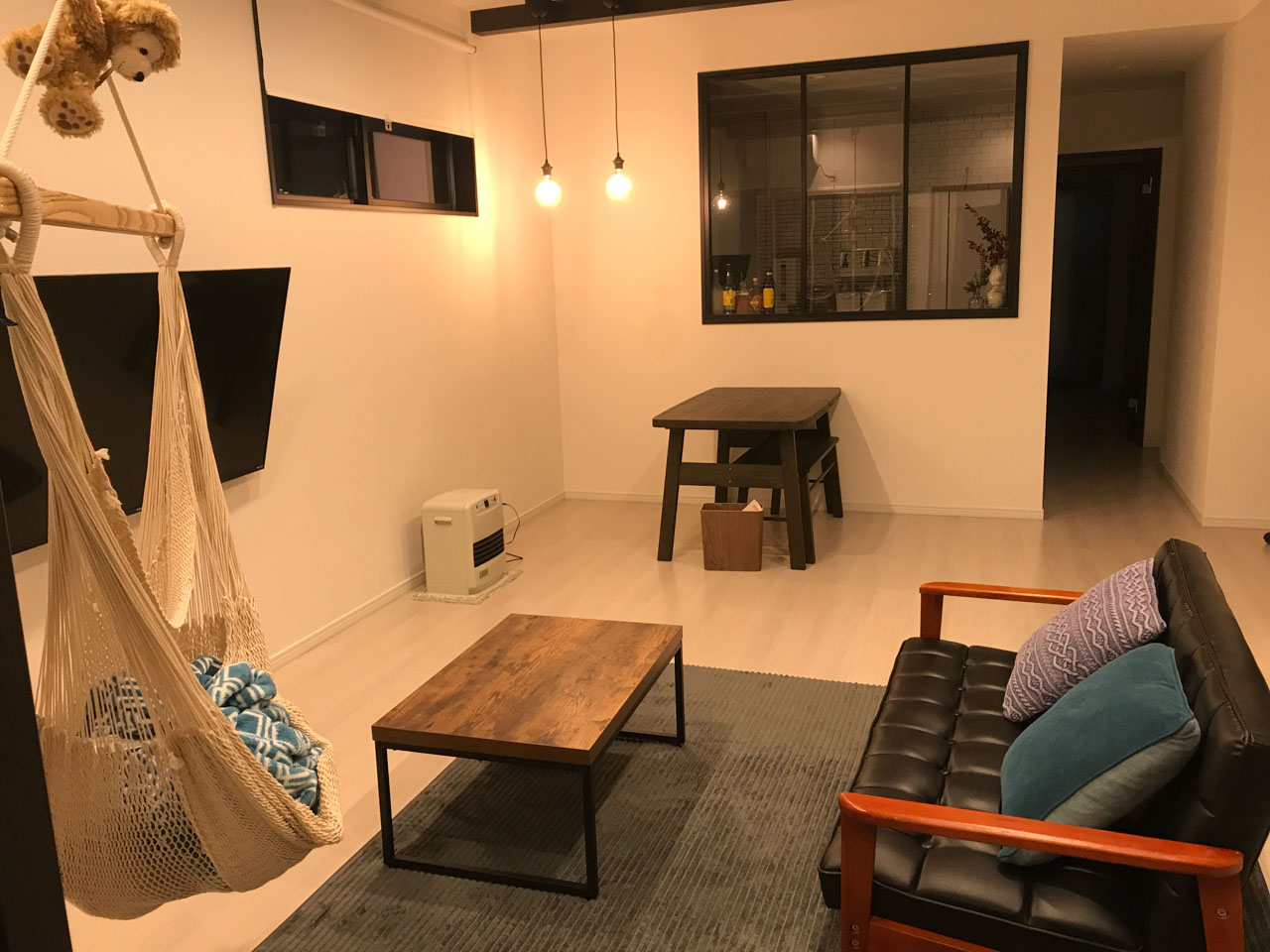 モノクロのシックなデザインで統一した新築住宅